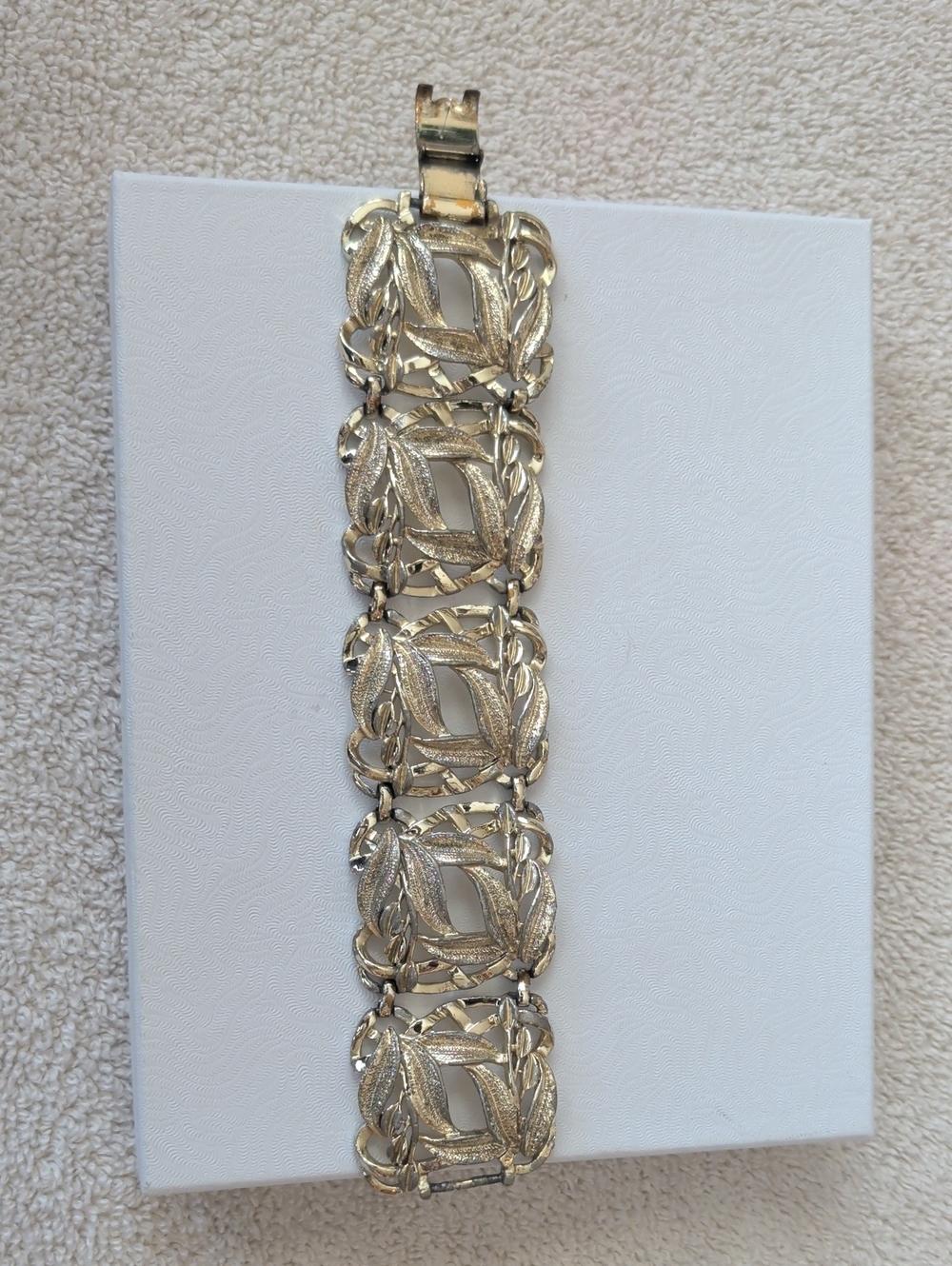 Elegant Gold-Tone Leaf Link Bracelet - Women Jewelry